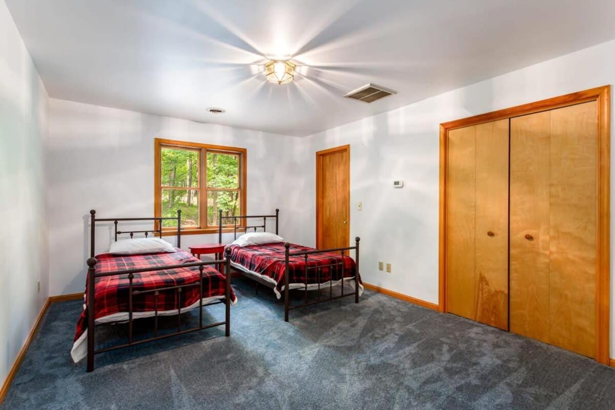 Huge Cabin W Hot Tub, Deck, Grill, Fire Pit, Wifi Berkeley Springs Exterior photo